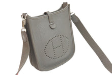 Load image into Gallery viewer, 新品同様 HERMES エルメス ショルダーバッグ エヴリンTPM トリヨンクレマンス エタン □Q刻印 シルバー金具 中古 57123