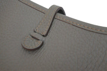 Load image into Gallery viewer, 新品同様 HERMES エルメス ショルダーバッグ エヴリンTPM トリヨンクレマンス エタン □Q刻印 シルバー金具 中古 57123