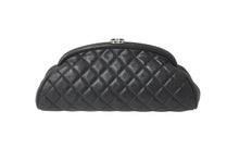 Load image into Gallery viewer, CHANEL シャネル マトラッセ がま口 クラッチバッグ ポーチ 11番台 ブラック ラムスキン シルバー金具 美品 中古 57174