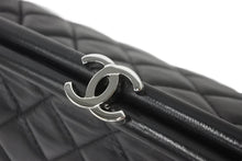 Load image into Gallery viewer, CHANEL シャネル マトラッセ がま口 クラッチバッグ ポーチ 11番台 ブラック ラムスキン シルバー金具 美品 中古 57174