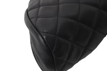 Load image into Gallery viewer, CHANEL シャネル マトラッセ がま口 クラッチバッグ ポーチ 11番台 ブラック ラムスキン シルバー金具 美品 中古 57174