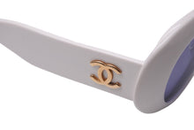 Load image into Gallery viewer, CHANEL シャネル サングラス ココマーク オーバル レンズロゴ 01947 10601 ホワイト ゴールド金具 美品 中古 57195