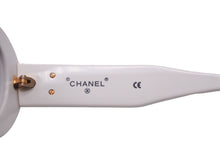 Load image into Gallery viewer, CHANEL シャネル サングラス ココマーク オーバル レンズロゴ 01947 10601 ホワイト ゴールド金具 美品 中古 57195