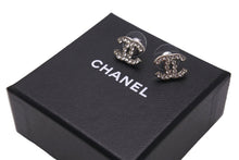 Load image into Gallery viewer, CHANEL シャネル ピアス 両耳 ココマーク 07V刻印 2007年 定番モデル ラインストーン SV シルバー 2g レディース 美品 中古 57207