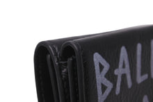 Load image into Gallery viewer, 極美品 BALENCIAGA バレンシアガ グラフィティ 三つ折り財布 レザー ブラック ウォレット ロゴ 529553 0EE12 1080 中古 57226