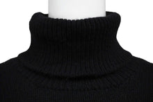 Load image into Gallery viewer, CHANEL シャネル カシミヤ タートルネック セーター 95A カメリアココマーク ブラック P05576V00254 美品 中古 57239
