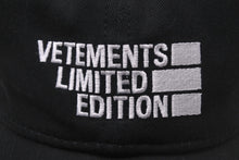 画像をギャラリービューアに読み込む, VETEMENTS ヴェトモン ベースボールキャップ 帽子 UE51CA700B 2021年春夏 コットン ブラック ホワイト ロゴ 美品 中古 57330 