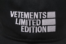 画像をギャラリービューアに読み込む, VETEMENTS ヴェトモン ベースボールキャップ 帽子 ロゴ UE51CA700B 2021年春夏 コットン ブラック ホワイト 美品 中古 57330