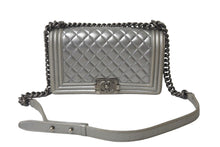 Load image into Gallery viewer, CHANEL シャネル ショルダーバッグ ボーイシャネル ココマーク 19番台 シルバー ラムスキン メタリック金具 美品 中古 57492