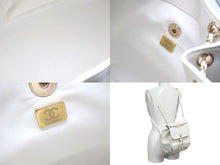 Load image into Gallery viewer, CHANEL シャネル チェーンリュック デイパック ココマーク AS2908 マトラッセ ラムスキン ホワイト ゴールド金具 美品 中古 57632