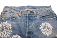 Load image into Gallery viewer, DENIM TEARS × VIRGIL ABLOH デニムティアーズ ヴァージル メッセージ プリント デニムパンツ 501 W32 L32 美品 中古 57678