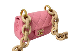 Load image into Gallery viewer, 新品 CHANEL シャネル ショルダーバッグ マトラッセ ウッドチェーン ミニフラップバッグ 23〜24AW ゴールド金具 57717
