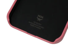 Load image into Gallery viewer, 新品未使用品 MCM エムシーエム スマホケース カードケース付き iPhone12 MXECSSX01 ピンク レザー ゴールド金具 中古 57770
