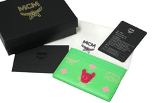 Load image into Gallery viewer, 新品未使用品 MCM エムシーエム カードケース パスケース モノグラム グリーン ピンク 犬 MXACSSX02 中古 57772