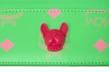 Load image into Gallery viewer, 新品未使用品 MCM エムシーエム カードケース パスケース モノグラム グリーン ピンク 犬 MXACSSX02 中古 57773