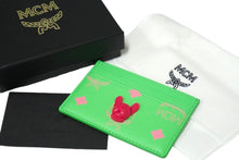 Load image into Gallery viewer, 新品未使用品 MCM エムシーエム カードケース パスケース モノグラム グリーン ピンク 犬 MXACSSX02 中古 57774