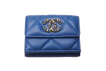 Load image into Gallery viewer, CHANEL シャネル 三つ折り財布 マトラッセ ココマーク 30番台 ブルー ラムスキン AP1789 ゴールド金具 美品 中古 57885