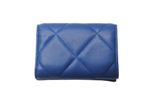 Load image into Gallery viewer, CHANEL シャネル 三つ折り財布 マトラッセ ココマーク 30番台 ブルー ラムスキン AP1789 ゴールド金具 美品 中古 57885