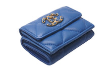 Load image into Gallery viewer, CHANEL シャネル 三つ折り財布 マトラッセ ココマーク 30番台 ブルー ラムスキン AP1789 ゴールド金具 美品 中古 57885