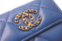 Load image into Gallery viewer, CHANEL シャネル 三つ折り財布 マトラッセ ココマーク 30番台 ブルー ラムスキン AP1789 ゴールド金具 美品 中古 57885
