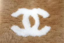 Load image into Gallery viewer, 極美品 CHANEL シャネル ロゴ シアリング マフラー カシミヤ ラム ココマーク ブラウン ホワイト 小物 スカーフ 中古 57888