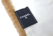 Load image into Gallery viewer, 極美品 CHANEL シャネル ロゴ シアリング マフラー カシミヤ ラム ココマーク ブラウン ホワイト 小物 スカーフ 中古 57888