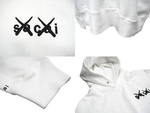 Load image into Gallery viewer, 極美品 Sacai サカイ パーカー スウェット 21-0283S 21AW×KAWS Embroidery Hoodie カウズロゴ プルオーバー ホワイト 中古 57904