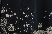 Load image into Gallery viewer, 極美品 AMIRI アミリ バンダナ柄 ブリーチ プルオーバーパーカー ブラック サイズ50 17216U00CL 中古 57917