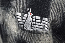 Load image into Gallery viewer, FR2 エフアールツー 長袖シャツ MADE IN WORLD メイドインワールド ロゴ刺繍 チェック 長袖 シャツ ネイビー L 美品 中古 57935