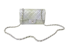 Load image into Gallery viewer, CHANEL シャネル チェーンショルダーバッグ ミニマトラッセ メタリック シルバー グリーン シルバー金具 美品 中古 57962