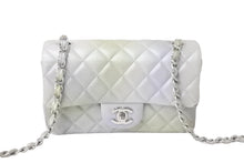Load image into Gallery viewer, CHANEL シャネル チェーンショルダーバッグ ミニマトラッセ メタリック シルバー グリーン シルバー金具 美品 中古 57962