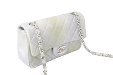 Load image into Gallery viewer, CHANEL シャネル チェーンショルダーバッグ ミニマトラッセ メタリック シルバー グリーン シルバー金具 美品 中古 57962