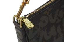 Load image into Gallery viewer, LOUIS VUITTON ルイヴィトン ハンドバッグ ポシェットアクセソワール グラフィティ M92191 カーキ ゴールド金具 美品 中古 58015