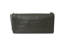 Load image into Gallery viewer, CHANEL シャネル ショルダーバッグ ボーイシャネル ココマーク 15番台 2011年 カーフスキン グリーン シルバー金具 美品 中古 58018