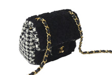 Load image into Gallery viewer, CHANEL シャネル ショルダーバッグ ミニマトラッセ ココマーク 格⼦柄 ムートン ツイード ブラック 30番台 美品 中古 58179