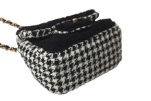 Load image into Gallery viewer, CHANEL シャネル ショルダーバッグ ミニマトラッセ ココマーク 格⼦柄 ムートン ツイード ブラック 30番台 美品 中古 58179