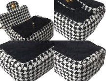 Load image into Gallery viewer, CHANEL シャネル ショルダーバッグ ミニマトラッセ ココマーク 格⼦柄 ムートン ツイード ブラック 30番台 美品 中古 58179