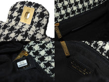Load image into Gallery viewer, CHANEL シャネル ショルダーバッグ ミニマトラッセ ココマーク 格⼦柄 ムートン ツイード ブラック 30番台 美品 中古 58179
