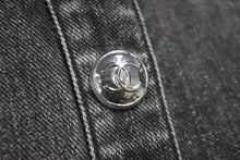 Load image into Gallery viewer, 極美品 CHANEL シャネル ジャケット デニムジャケット ココマーク レディース P74033V65658 グレー系 シルバー金具 中古 58269
