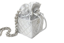 Load image into Gallery viewer, 極美品 CHANEL シャネル ショルダーバッグ チェーンショルダー ラムスキン マトラッセ 31番台 メタリックシルバー 中古 58294
