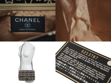 Load image into Gallery viewer, 極美品 CHANEL シャネル チェーンショルダーバッグ マトラッセ 6番台 ココマーク クローバー ブラック ベージュ 中古 58437