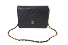 Load image into Gallery viewer, CHANEL シャネル ショルダーバッグ チェーンショルダー マトラッセ プッシュロック ラムスキン 3番台 ゴールド金具 美品 中古 58443
