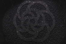 Load image into Gallery viewer, 極美品 CHANEL シャネル ココマーク カメリア イヤーマフ A54573 ブラック ロゴ ファー 耳当て 小物 中古 58468