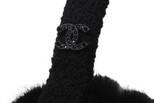 Load image into Gallery viewer, 極美品 CHANEL シャネル ココマーク カメリア イヤーマフ A54573 ブラック ロゴ ファー 耳当て 小物 中古 58468