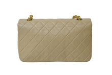 Load image into Gallery viewer, CHANEL シャネル ショルダーバッグ フルフラップ マトラッセ23CM 1番台 ベージュ ラムスキン ゴールド金具 美品 中古 58478
