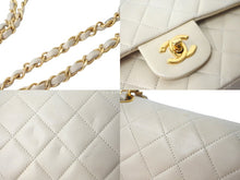 Load image into Gallery viewer, CHANEL シャネル マトラッセ 25cm Wフラップチェーン ショルダーバッグ ベージュ 4番台 ココマーク ラムスキン 美品 中古 58479