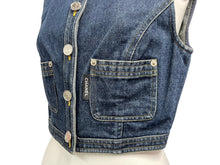 Load image into Gallery viewer, CHANEL シャネル デニムベスト クロップド ココマークボタン P06833V04732 インディゴ シルバー サイズ40 美品 中古 58487