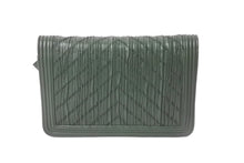 Load image into Gallery viewer, CHANEL シャネル チェーンウォレットショルダーバッグ シェブロン Vステッチ ギャザー加⼯ 25番台 カーフ カーキ 良品 中古 58493