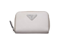Load image into Gallery viewer, PRADA プラダ コインケース 小銭入れ カードケース 2MM003 三角ロゴプレート 2MM003 牛革 ホワイト シルバー金具 良品 中古 58564