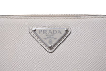Load image into Gallery viewer, PRADA プラダ コインケース 小銭入れ カードケース 2MM003 三角ロゴプレート 2MM003 牛革 ホワイト シルバー金具 良品 中古 58564